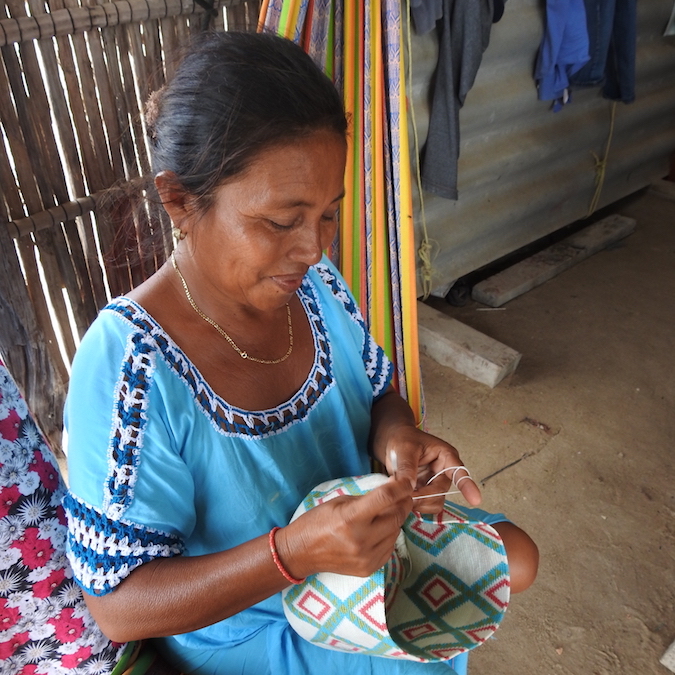 Auora making Mochila.