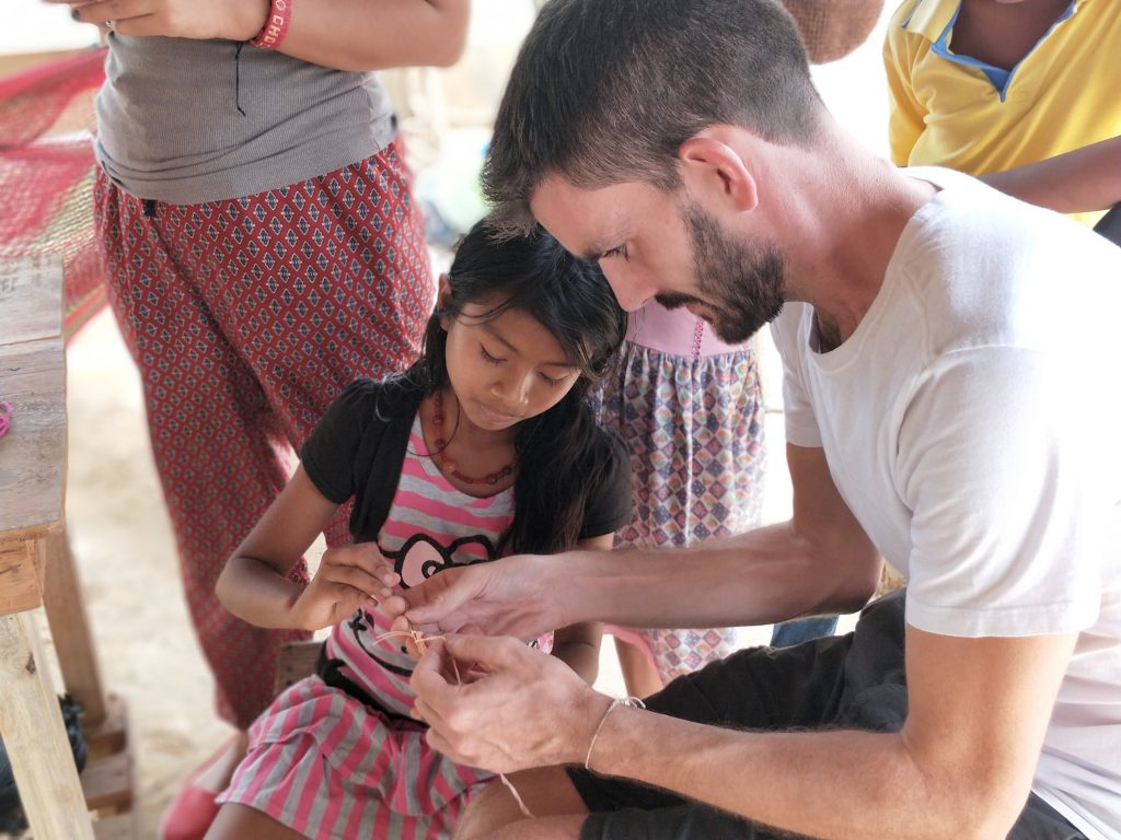 Mark learning to make a Mochila